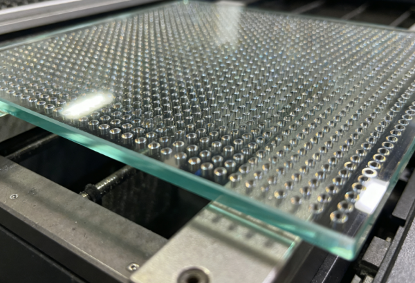 聚焦高鋁玻璃精密加工：紅外皮秒激光鉆孔設備賦能深蘇滬產(chǎn)業(yè)，超越激光彰顯品牌實(shí)力